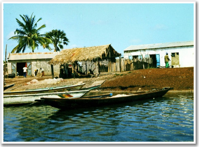 Dorf am Ufer des Flusses Gambia